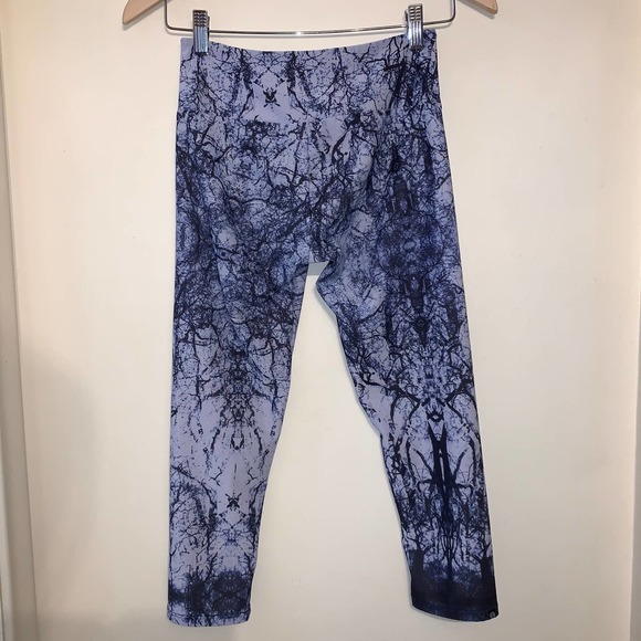 Onzie Edgar Print High Rise Capri Leggings, XS - Picture 6 of 10